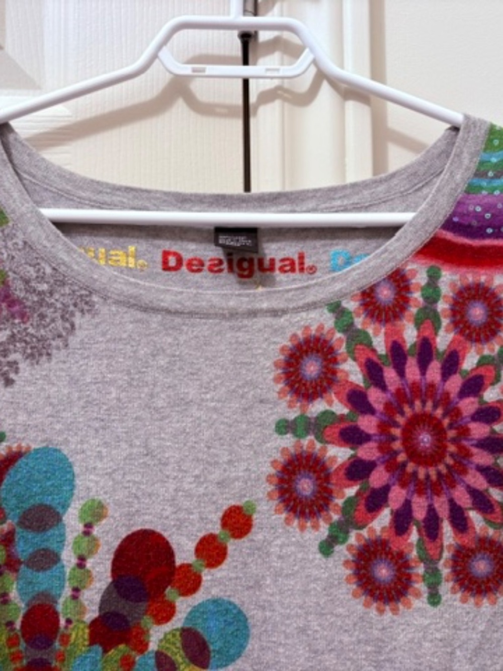 DESiGUAL Women's sz S light sweater top grey with multicolour Desigual floral - Picture 3 of 16